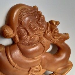 Detalle de figura de Santa Claus en resina