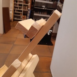 Detalle sujeción superior lienzo caballete sobremesa