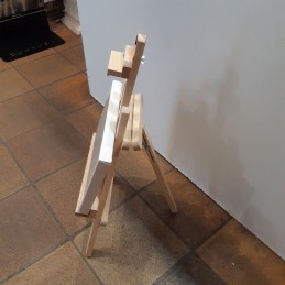 Vista lateral caballete sobremesa con lienzo