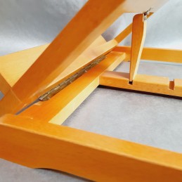 detalle atril barnizado