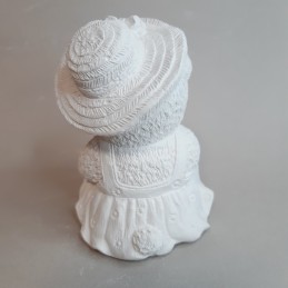 Figura infantil de escayola osita con flores vista desde atrás