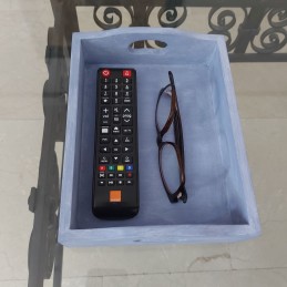 Bandeja pequeña con mando a distancia y gafas