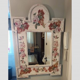 Ejemplo de cómo decorar marco de madera con decoupage