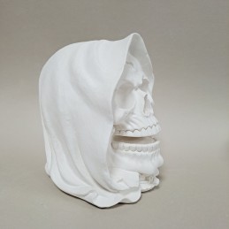 Figura de escayola calavera capa vista lateral