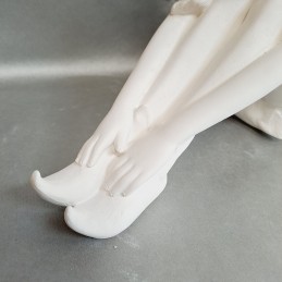 Figura de escayola Ninfa Sentada detalle pies y manos