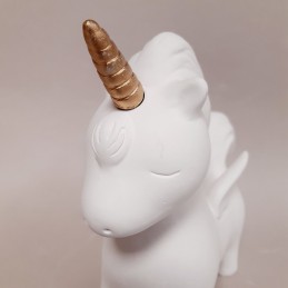 Figura infantil de escayola unicornio alado detalle cabeza