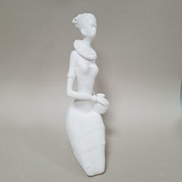 Mujer africana sentada. Figura de escayola
