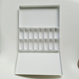 Caja de acuarelas completamente abierta