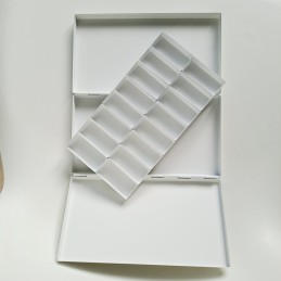 Caja de acuarelas con parte central con pocillos extraíble