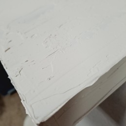 Detalle de tabla pintada con masilla blumestukko