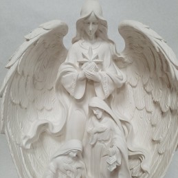 Detalle de figura de escayola de Ángel con Misterio