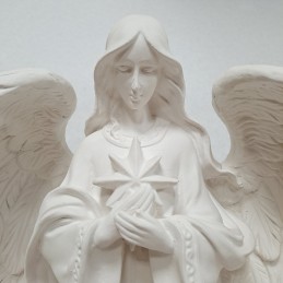 Detalle de figura de escayola de Ángel con Misterio